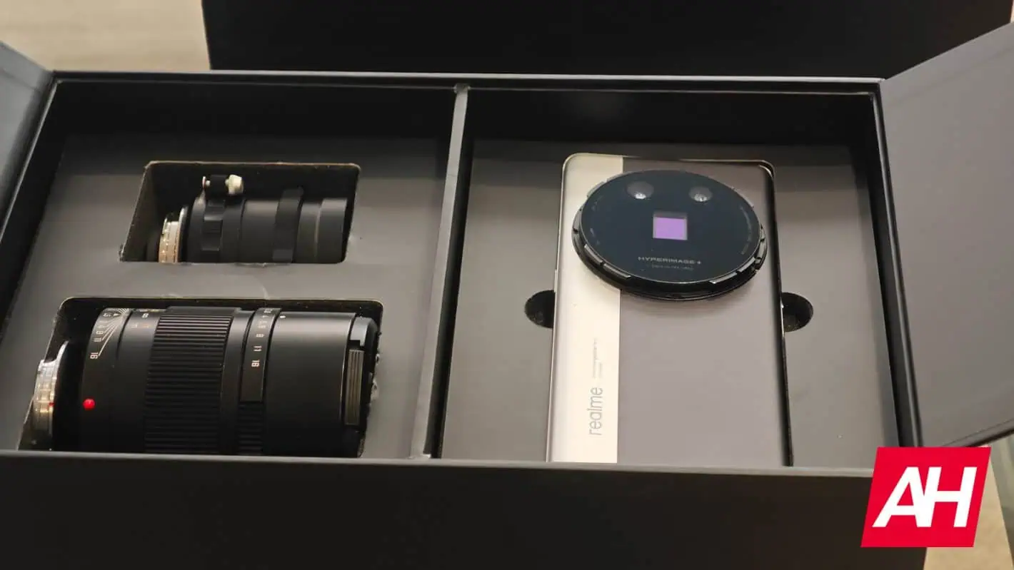 Realme Ultra dengan lensa telefoto eksternal terpasang