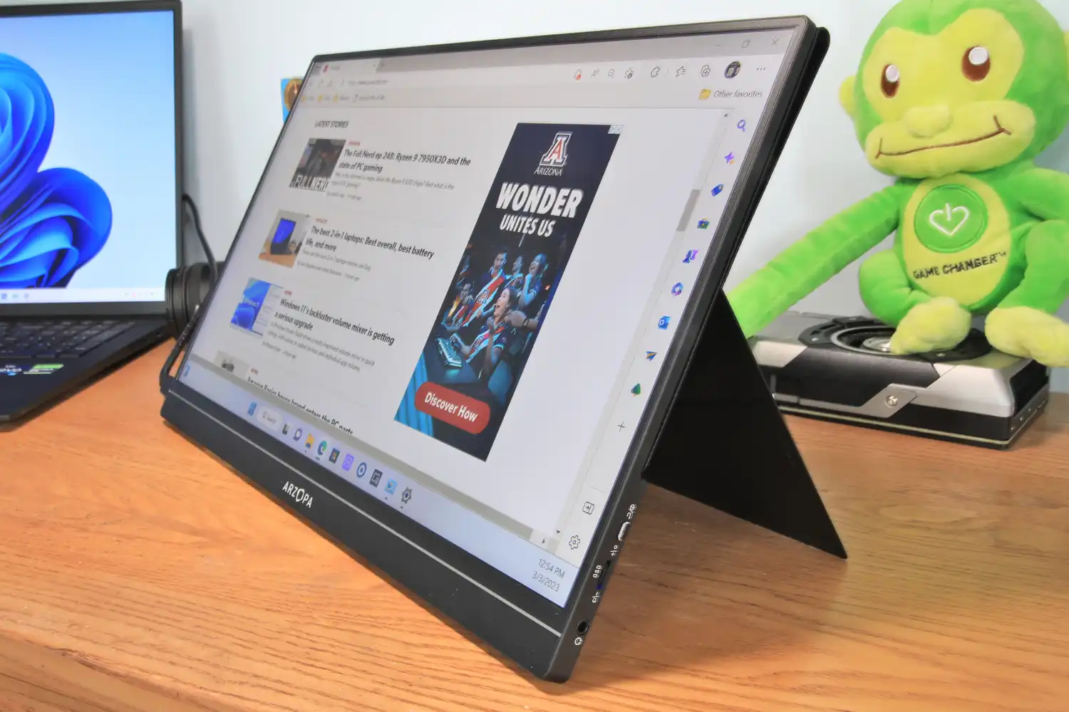 Seorang profesional menggunakan portable monitor di kafe
