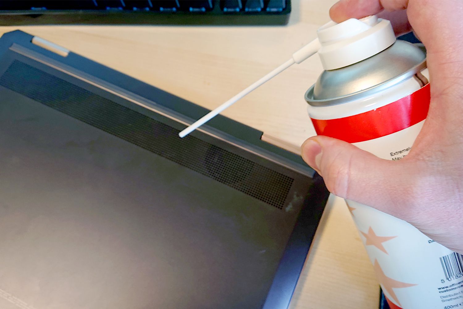 Membersihkan kipas laptop dengan compressed air