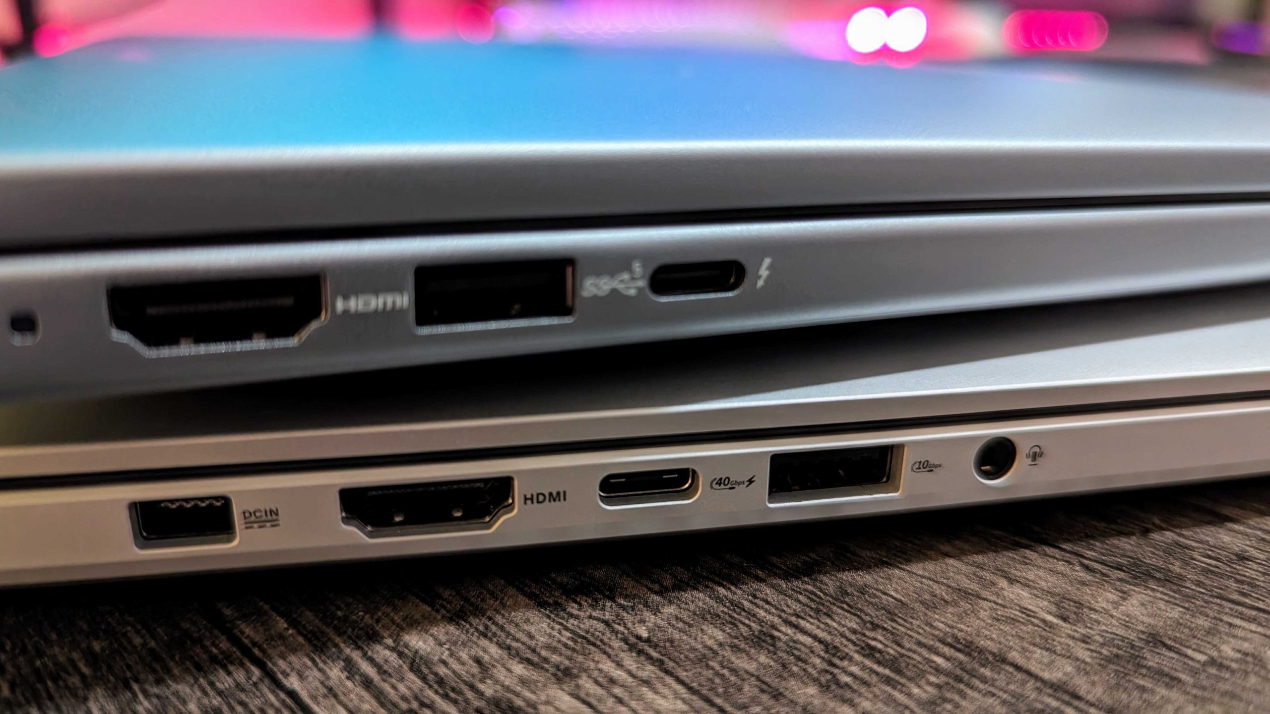 Laptop dengan port USB4 untuk konektivitas maksimal