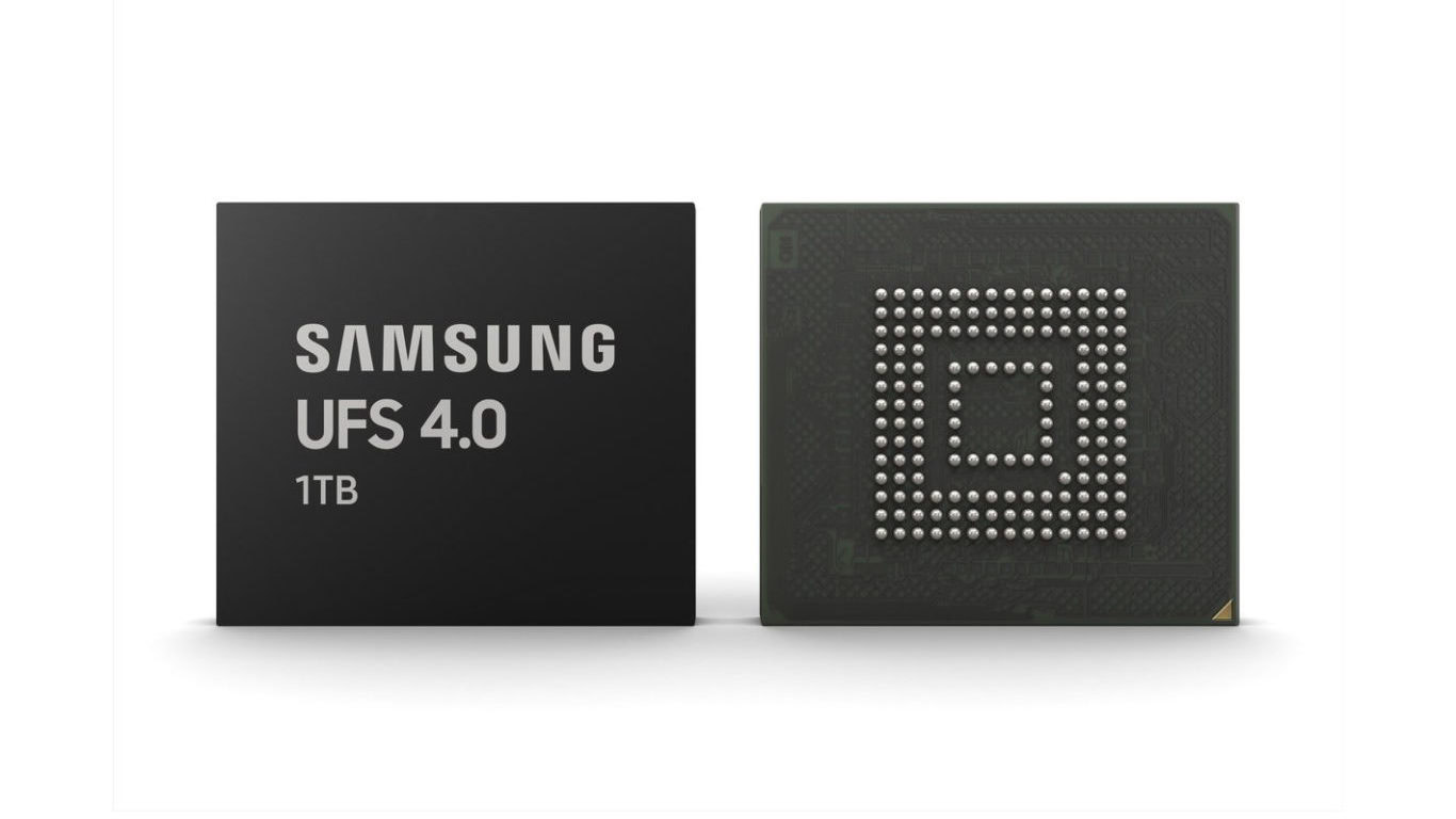Sebuah chip penyimpanan UFS 4.0 di samping smartphone modern